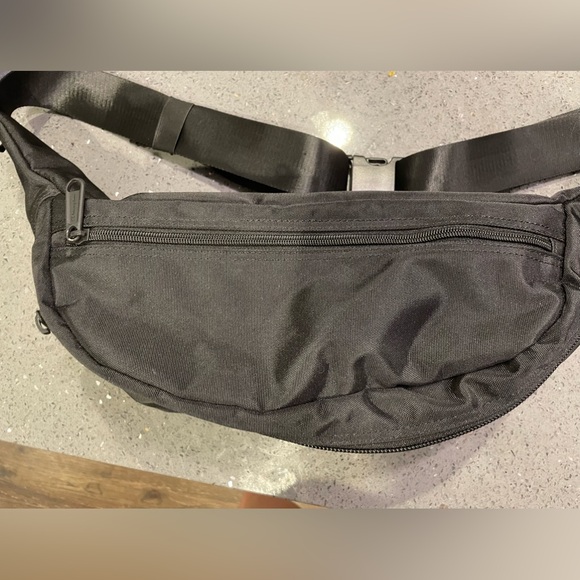 NWOT Champion Life Stealth Cross Body Pack - Picture 7 of 8